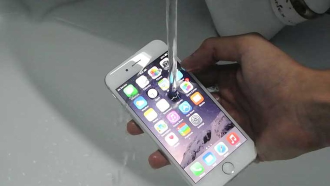  S8 và iPhone 7 đều có tính năng chống nước cao cấp. 