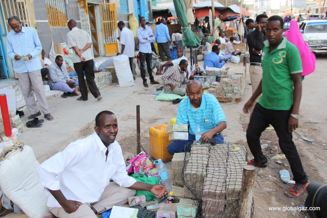 
Hầu hết du khách đến Somaliland đều ghé qua khu chợ trung tâm Hargesia để mua vài bó tiền về làm quà lưu niệm.
