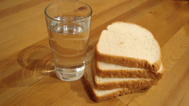  Bánh mì trắng ít dinh dưỡng hơn bánh mì truyền thống, bạn sẽ không thể ăn nó với nước lọc để sống tốt 