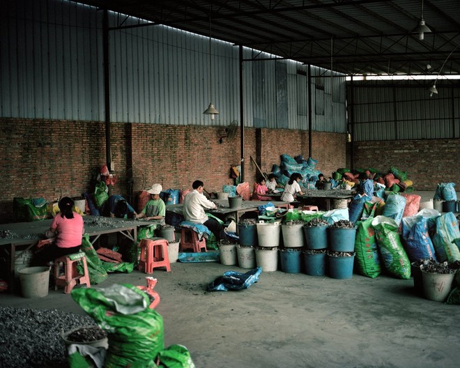  Đây là một khu phân loại rác quy mô gia đình tại Thanh Viễn, Trung Quốc chuyên về tháo rời máy lạnh và dây điện cao áp. Công nhân được trả tiền dựa vào trọng lượng vật liệu tái chế trong một ngày. 