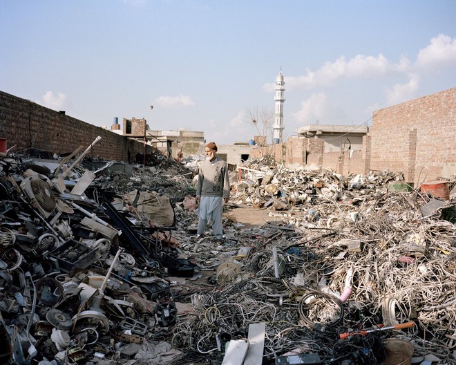  Nhiều trong số chúng sẽ được “tống khứ” tới những nơi như Lahore, Pakistan. Năm 2014, thế giới tạo ra 41,8 triệu tốn rác thải điện tử. Số liệu được công bố bởi Đại học Liên Hiệp Quốc. Đáng buồn là chưa đầy 1/6 số đó được xử lý đúng cách. 