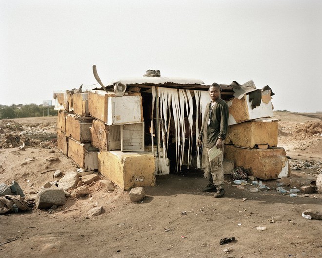  Điều kiện sống tại các khu thu gom rác điện tử tồi tàn đến mức khó tả và vô cùng độc hại. Công nhân ở Agbogbloshie, Accra, Ghana dùng thùng xốp để dựng túp lều tạm như thế này. 
