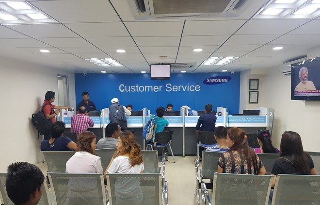  Một trung tâm chăm sóc khách hàng thông thường của Samsung thường rất chập hẹp và đông người 