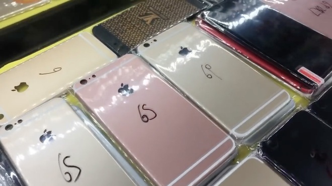  Vỏ iPhone lô được bày bán tràn lan tại Trung Quốc (Ảnh: Strange Parts) 