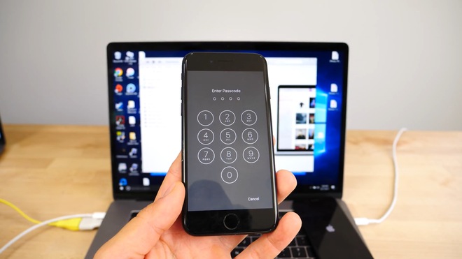  Khi bấm Home, máy sẽ yêu cầu người dùng nhập mật khẩu. Do một lỗ hổng của iOS 10, người dùng có thể nhập mật khẩu mà không bị hạn chế số lần ở màn hình này. 
