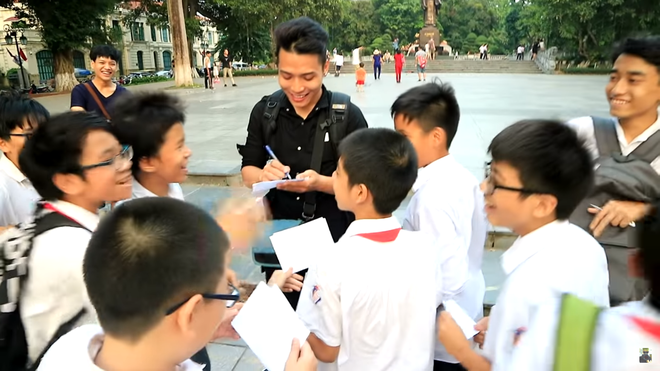  Nguyễn Thành Nam được các bạn trẻ săn đón, xin chữ ký mỗi khi xuất hiện tại những nơi công cộng (Ảnh: NTN Vlogs) 