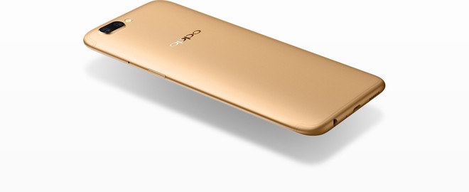  Chiếc OPPO R11 độ dày chỉ có 6,78mm nhưng vẫn đi kèm jack cắm tai nghe. 