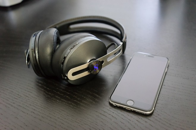 Bạn có thể dùng tai nghe Bluetooth với smartphone, laptop hay thậm chí là desktop (với phụ kiện đầu thu/phát).