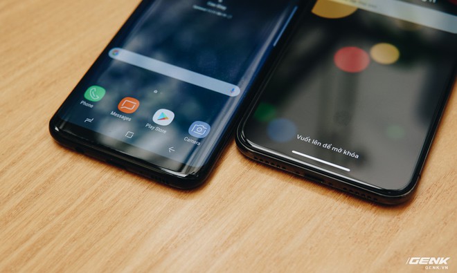  Cách điều khiển Galaxy S8 vẫn giữ nguyên với bộ phím ảo thuần Android, còn iPhone X thì nút Home đã chuyển thành một đường kẻ mà đang gây khá nhiều rắc rối. 