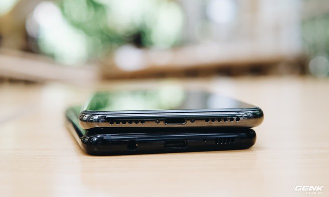  Cách sắp xếp, bố trí các cổng kết nối và loa của iPhone X trông vẫn đẹp, cân đối hơn Galaxy S8. 