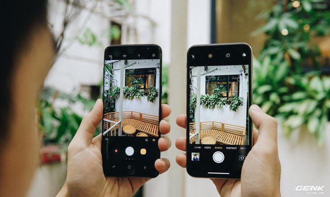  Trải nghiệm camera của hai thiết bị cũng hoàn toàn khác nhau mà lợi thế nghiêng về phía iPhone X nhiều hơn nhờ hệ thống camera kép với ống kính zoom quang và tính năng xóa phông ảo ấn tượng. 