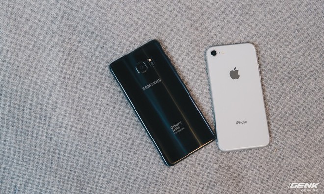 Hai máy đều sử dụng phong cách hai mặt kính và viền kim loại nguyên khối. Note FE thì có hai màu đen và xanh, còn iPhone 8 thì có màu bạc, vàng hồng và xám. 