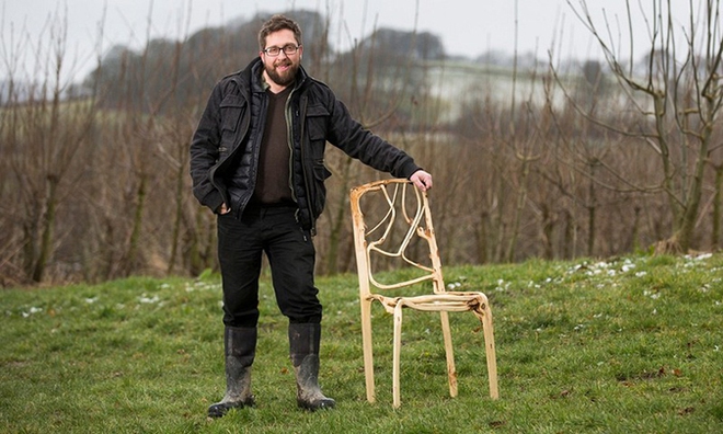  Gavin Munro bên cạnh chiếc ghế được sản xuất bởi thiên nhiên 