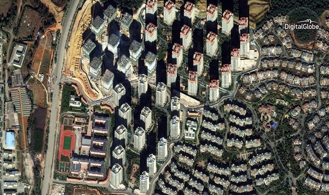 Chenggong được mệnh danh là một thành phố “ma” vào năm 2012 với 100.000 căn nhà trống. 5 năm sau, nơi đây vẫn còn rất nhiều nơi chưa có người ở nhưng các tòa nhà chọc trời cứ thế được xây dựng tiếp.