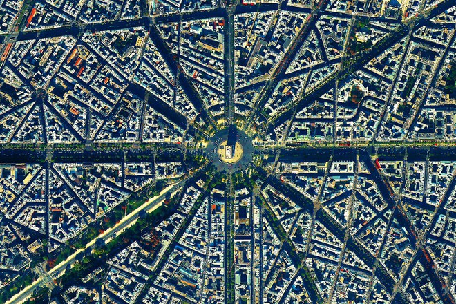  Arc de Triomphe (Khải Hoàn Môn) là một công trình nằm ở giữa Place Charles de Gaulle, nơi giao nhau của 12 đại lộ tạo thành hình một ngôi sao ở giữa thủ đô nước Pháp 