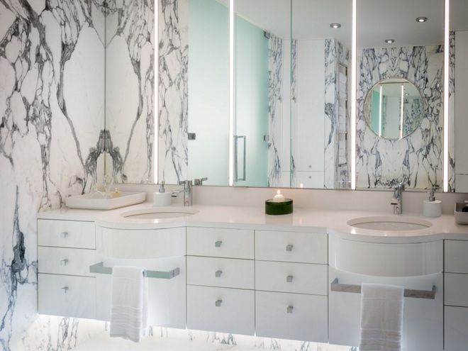  Đội thiết kế nội thất đã mất nhiều tháng tại Ý để tự tay lựa chọn đá cẩm thạch Calacatta Carrara cho các bức tường nhà tắm trong căn hộ. Tất nhiên, tường nhà tắm trong khu văn phòng của Facebook không được thiết kế theo ý tưởng này. 