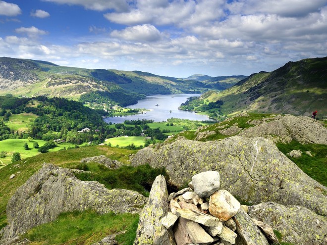  Đây cũng là nơi có những đỉnh núi cao nhất (như Scafell Peak), hồ sâu và dài nhất nước Anh (như Wastwater Lake và Windmere Lake). 