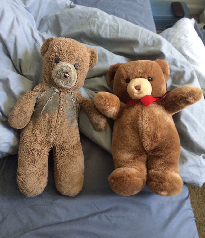  Khi em trai tôi sinh ra vào năm 1985, mẹ đã mua hai con gấu bông giống hệt nhau. Con bên trái em trai tôi đã giữ 30 năm, con bên phải được cất trong kho và dành cho đứa con đầu lòng của cậu ấy 