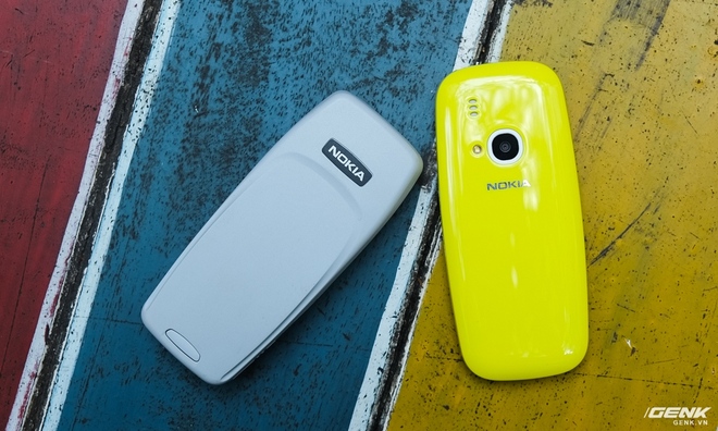  Mặt lưng của hai máy hoàn toàn khác biệt, không có bất kì điểm nào giống nhau ngoài logo Nokia. 