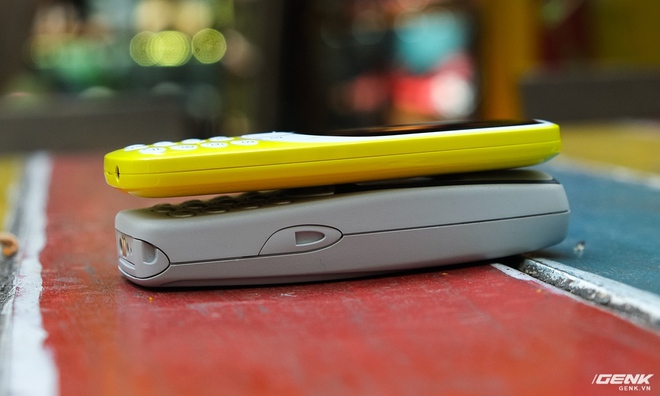  Nokia 3310 2017 có độ dày chỉ bằng 1 nửa đàn anh, cộng thêm trọng lượng nhẹ nhàng và các góc cạnh bo tròn cho cảm giác cầm nắm thoải mái hơn chứ không cục gạch như bản gốc. 
