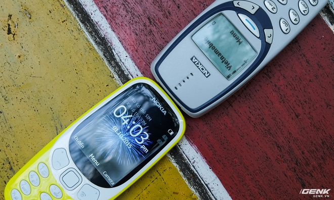  Màn hình của Nokia 3310 2017 vượt trội về mọi mặt so với đàn anh. Nó có khả năng thể hiện rất tốt dưới ánh sáng mạnh nhờ lớp phủ đặc biệt, dù mặt kính cong 2.5D thì có lại độ phản chiếu cao. 
