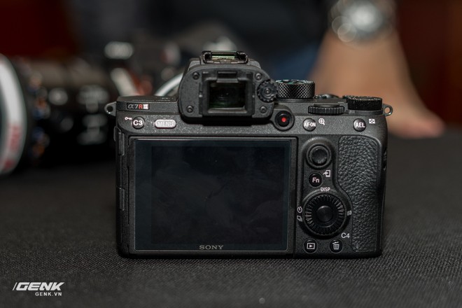 Trên tay máy ảnh không gương lật Sony A7R mark III: Tiệm cận với sự hoàn hảo - Ảnh 10.