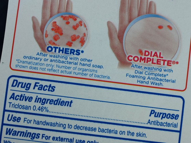 
Một sản phẩm rửa tay có chứa triclosan, bị cấm tại Mỹ từ năm 2016
