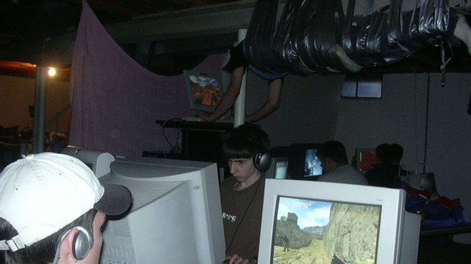  Bức ảnh nổi tiếng về game thủ được dính lên trần nhà để chơi Counter-Strike - Một vị trí thuận lợi mà cũng bất lợi cho việc đá máy. 