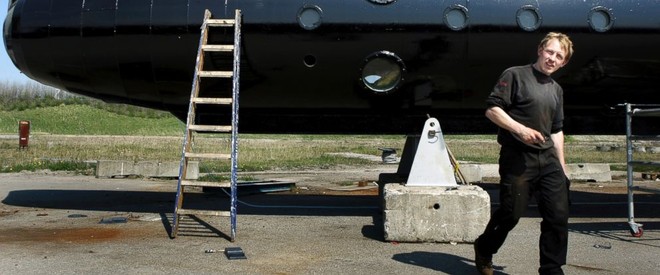  Anh Madsen bên cạnh chiếc tàu ngầm, ảnh chụp năm 2008. 