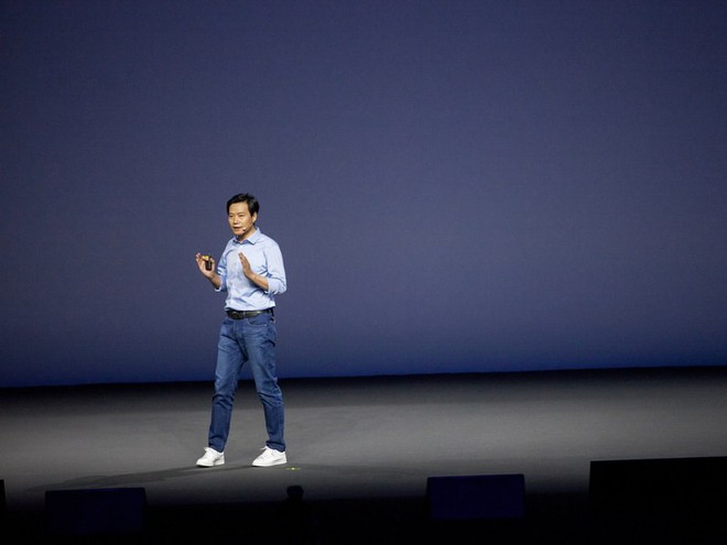  Lei Jun, giám đốc điều hành của Xiaomi, trong buổi ra mắt Mi Mix 2 