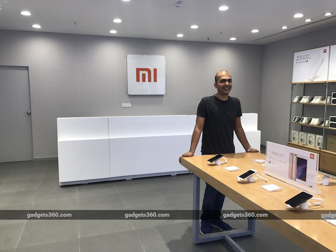  Phó chủ tịch Xiaomi, Manu Kumar Jain trong một cửa hàng mới mở của Xiaomi tại Guragram vào tháng trước. 