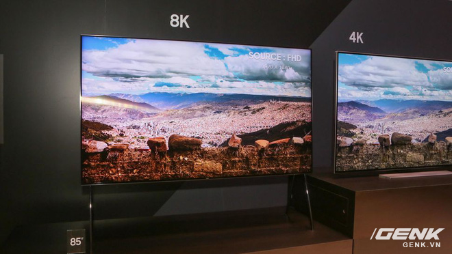  TV 8K của Samsung đặt cạnh TV 4K cũng của hãng 