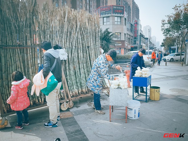  Buổi trưa, thời tiết đã ấm lên đôi chút nhờ trời hửng nắng và bớt gió. Người cha này đã cởi bớt 1 chiếc áo khoác dày của cô con gái ra để cháu dễ vận động hơn. 