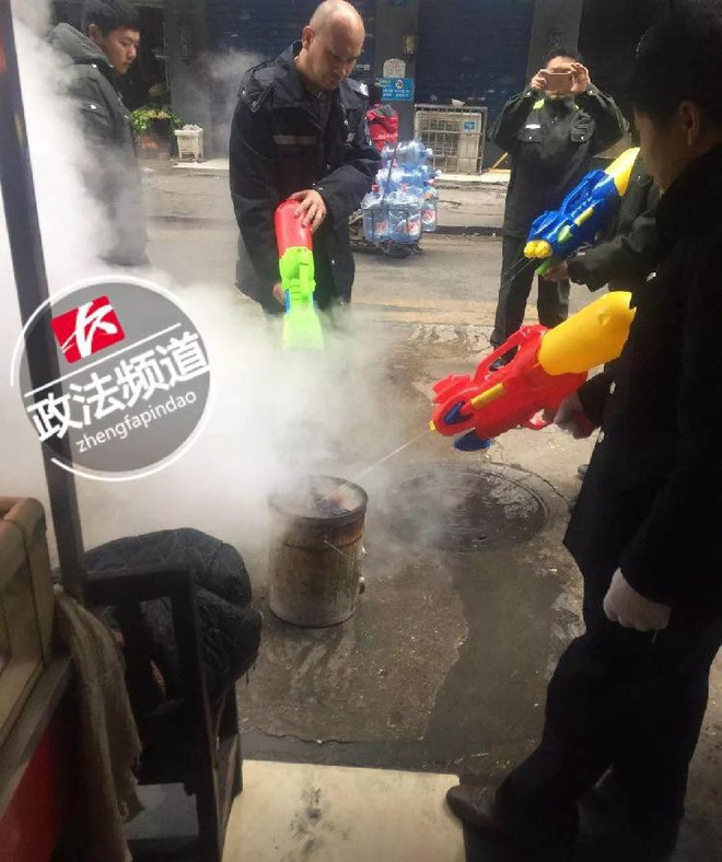 Trung Quốc: Quản lý đô thị được trang bị súng phun nước để dập tắt bếp than trái phép - Ảnh 4.