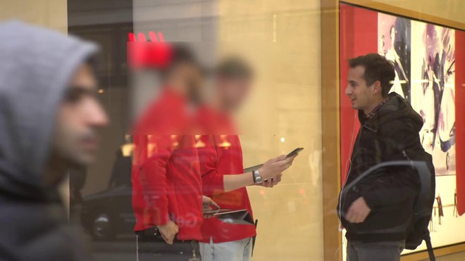  Federico mang chiếc iPhone 7 512GB của mình đến Apple Store để troll các nhân viên tại đây 