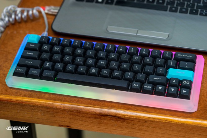  Bàn phím với phần vỏ có LED RGB đổi màu 