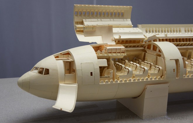 Dành gần 10 năm để tạo ra mô hình Boeing 777 cực kỳ chi tiết bằng giấy, anh chàng này đã được đền đáp xứng đáng - Ảnh 1.