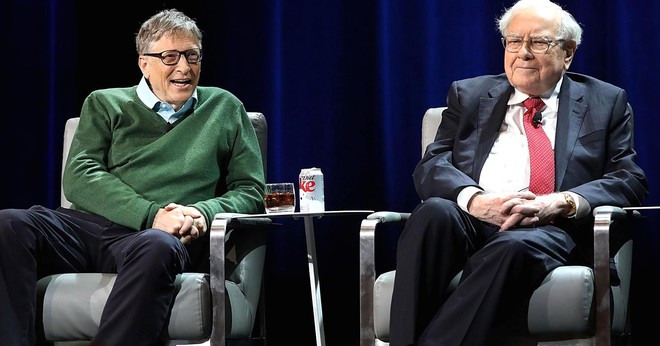  Bill Gates (trái) và Warren Buffet tại Đại học Columbia, 2017. 