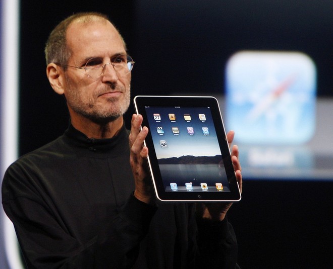  Steve Jobs trình làng chiếc iPad tại sự kiện diễn ra hồi tháng 1/2010​ 