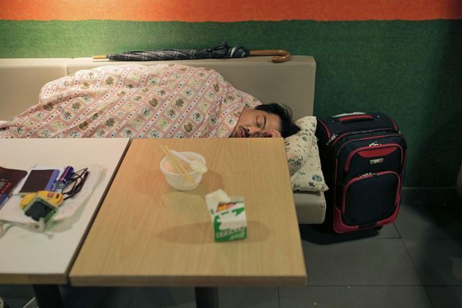 Tìm hiểu về McRefugees: Nơi người vô gia cư, người cô đơn tại Hồng Kông coi là ngôi nhà thứ hai của mình - Ảnh 7.