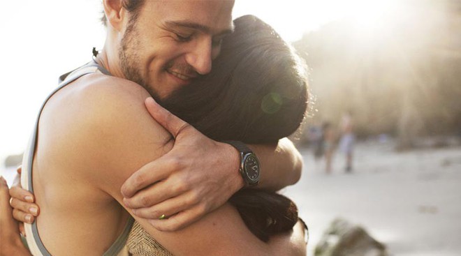 Gió mùa về, hãy cùng tìm hiểu 10 lợi ích sức khỏe khi bạn ôm một ai đó - Ảnh 2.
