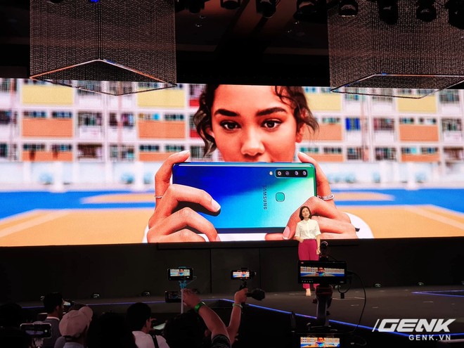 Samsung Galaxy A9 (2018) ra mắt: smartphone đầu tiên trên thế giới có 4 camera sau - Ảnh 6.