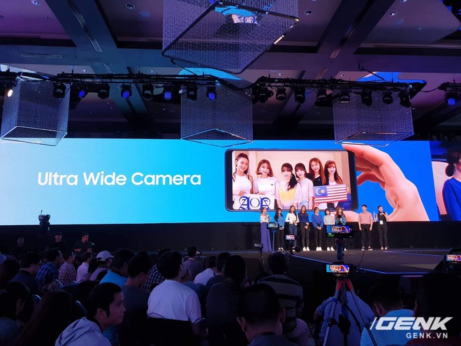 Samsung Galaxy A9 (2018) ra mắt: smartphone đầu tiên trên thế giới có 4 camera sau - Ảnh 2.