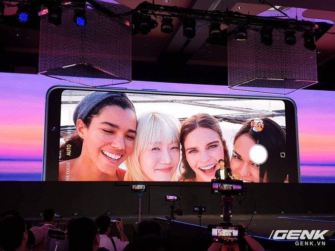 Samsung Galaxy A9 (2018) ra mắt: smartphone đầu tiên trên thế giới có 4 camera sau - Ảnh 3.