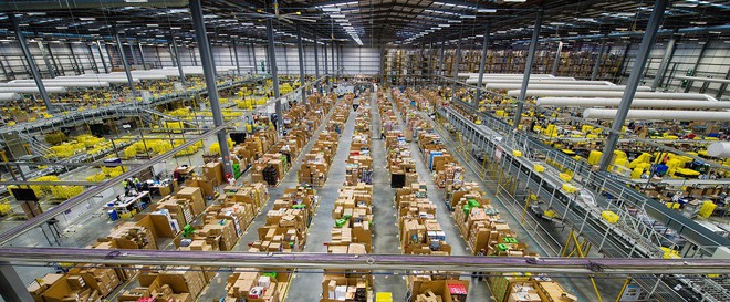 Bên trong một kho hàng tiện đâu vứt đấy của Amazon - nơi làm nên đế chế nghìn tỷ USD - Ảnh 1.