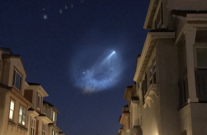 [Video timelapse] Theo dõi màn phóng và hạ cánh rực sáng cả bầu trời đêm của tên lửa SpaceX Falcon 9 - Ảnh 3.