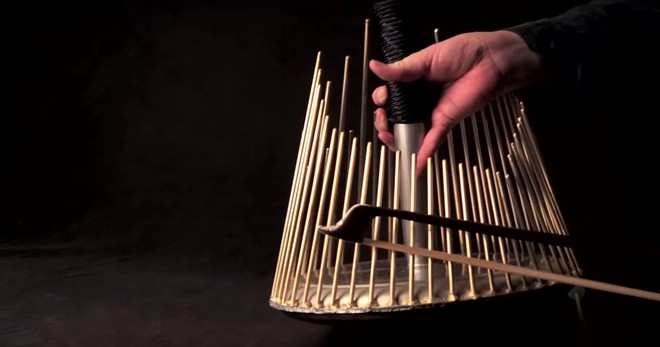 Thứ nhạc cụ trông như cái bu gà này có thể tạo ra hầu hết âm thanh trong phim kinh dị - Ảnh 2.