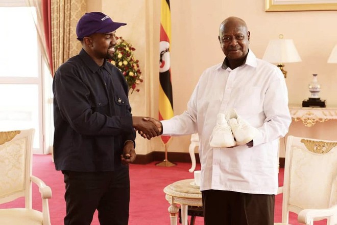 Kanye West tặng hàng trăm đôi Yeezy BOOST 350 V2 cho trẻ mồ côi ở Uganda, Tổng thống cũng được 1 đôi - Ảnh 4.