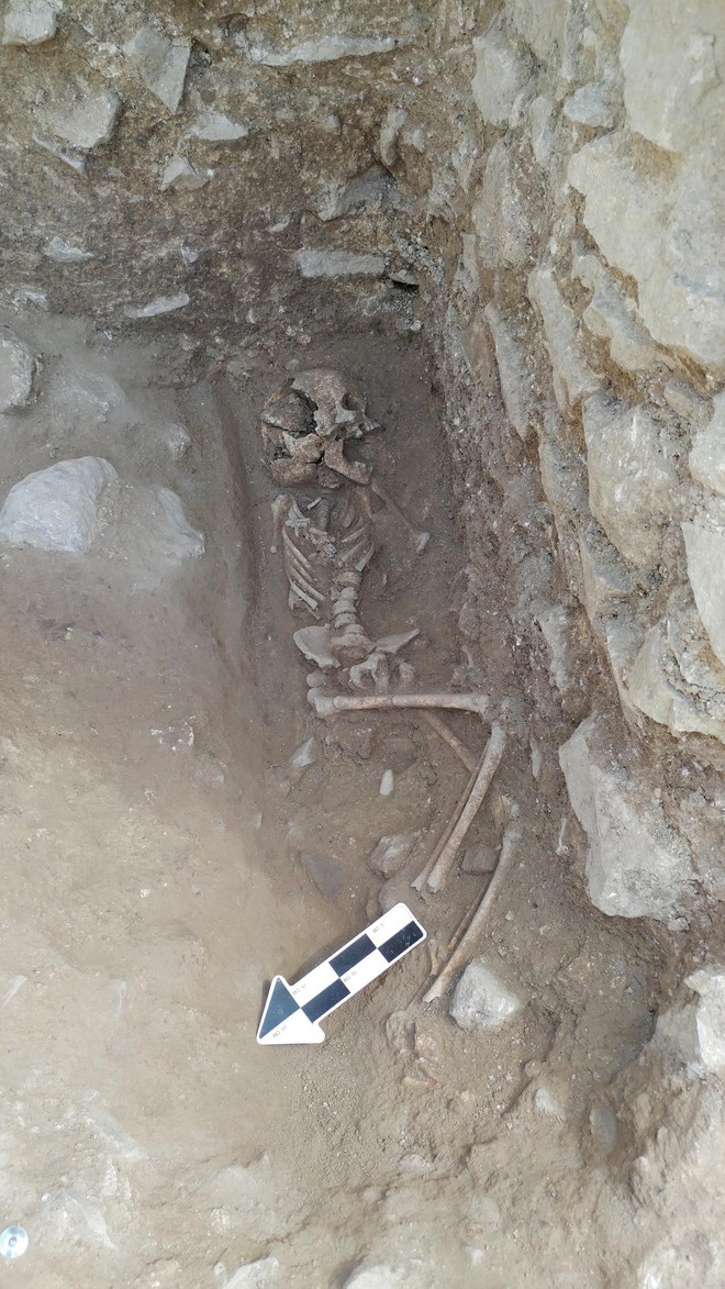 Các nhà khảo cổ tìm ra hài cốt của đứa bé nghi là ma cà rồng, trong miệng bị chèn một hòn đá to - Ảnh 2.