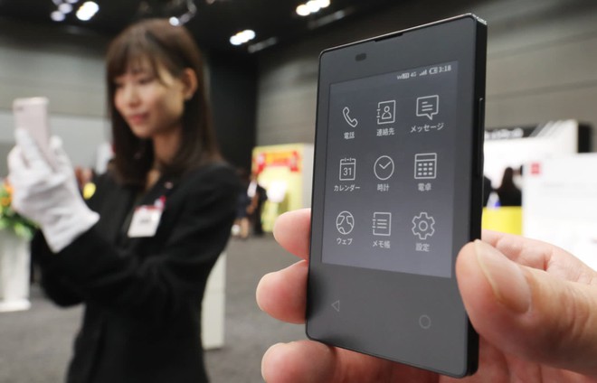 Hãng NTT Docomo ra mắt điện thoại mỏng nhất thế giới, chỉ 5,3mm, nặng 47 gram - Ảnh 1.